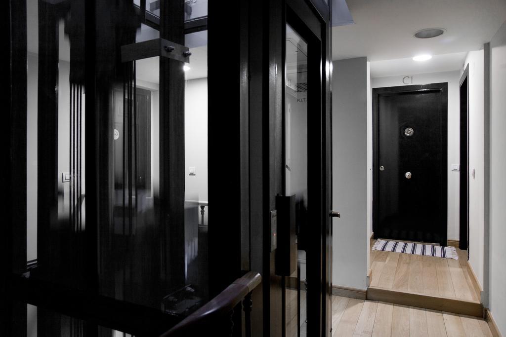 Habitat Apartments Latina Madrid Exteriör bild